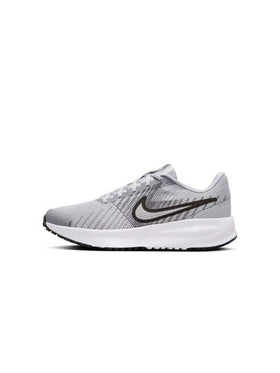 Nike أحذية الجري للرجال نايك ران ديفاي، باللون الرمادي الذئب والأسود والأبيض والرمادي الحديدي