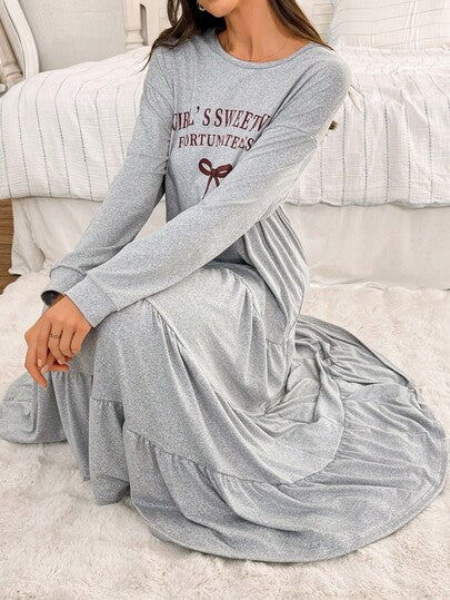 SHEIN فستان نوم طويل بأكمام طويلة فضفاض مطبوع عليه حرف مرتب بطبقات، فستان بيجامة نسائي مريح للخريف، ملابس منزلية، ملابس نوم، فستان ليلي