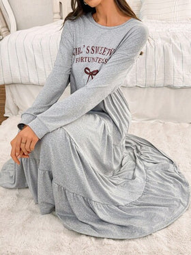 SHEIN فستان نوم طويل بأكمام طويلة فضفاض مطبوع عليه حرف مرتب بطبقات، فستان بيجامة نسائي مريح للخريف، ملابس منزلية، ملابس نوم، فستان ليلي