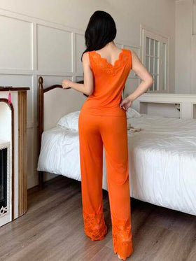 SHEIN طقم بيجامة للنساء يتكون من قميص كامي بياقة على شكل حرف V مزين بالدانتيل وبنطال واسع