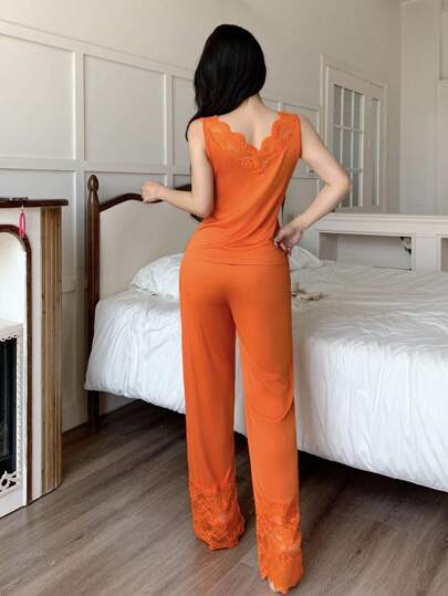 SHEIN طقم بيجامة للنساء يتكون من قميص كامي بياقة على شكل حرف V مزين بالدانتيل وبنطال واسع