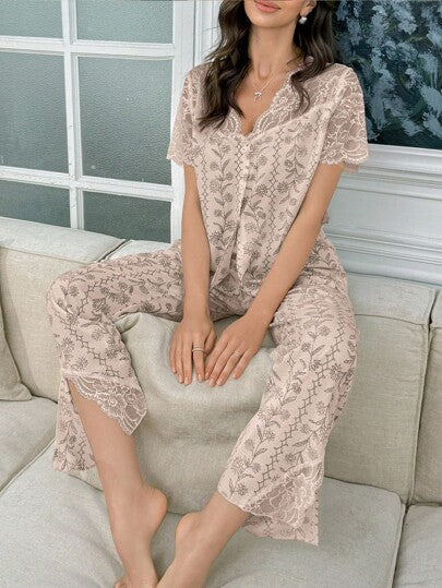 SHEIN مجموعة بيجامة كتف مفتوح قصيرة الأكمام من الدانتيل المزخرف والشفاف