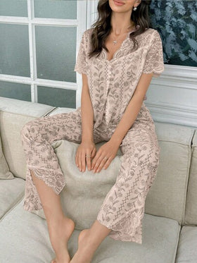SHEIN مجموعة بيجامة كتف مفتوح قصيرة الأكمام من الدانتيل المزخرف والشفاف
