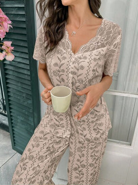 SHEIN مجموعة بيجامة كتف مفتوح قصيرة الأكمام من الدانتيل المزخرف والشفاف