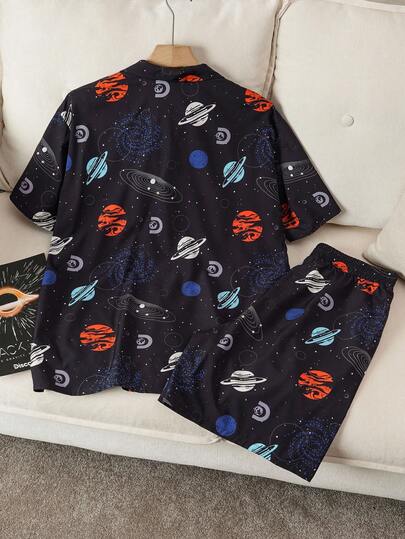 Discovery X SHEIN طقم ملابس منزلية صيفية مريحة للرجال، ملابس علوية كم قصير مطبوع بالكامل وشورت