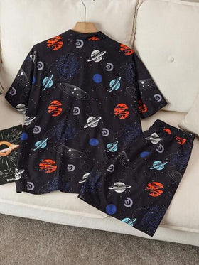 Discovery X SHEIN طقم ملابس منزلية صيفية مريحة للرجال، ملابس علوية كم قصير مطبوع بالكامل وشورت