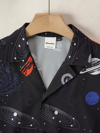 Discovery X SHEIN طقم ملابس منزلية صيفية مريحة للرجال، ملابس علوية كم قصير مطبوع بالكامل وشورت