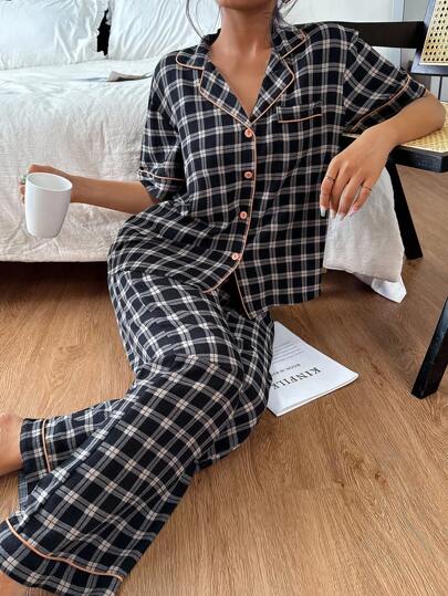 SHEIN بيجامة نسائية مكونة من قميص بأكمام قصيرة وبنطلون، بطبعة مربعات كلاسيكية مع تريم متباين، مناسبة للصيف والخريف