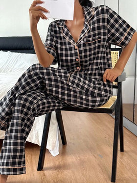 SHEIN بيجامة نسائية مكونة من قميص بأكمام قصيرة وبنطلون، بطبعة مربعات كلاسيكية مع تريم متباين، مناسبة للصيف والخريف