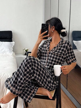 SHEIN بيجامة نسائية مكونة من قميص بأكمام قصيرة وبنطلون، بطبعة مربعات كلاسيكية مع تريم متباين، مناسبة للصيف والخريف