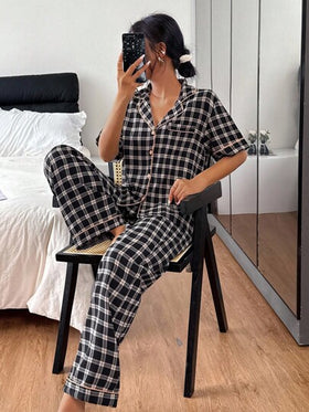 SHEIN بيجامة نسائية مكونة من قميص بأكمام قصيرة وبنطلون، بطبعة مربعات كلاسيكية مع تريم متباين، مناسبة للصيف والخريف