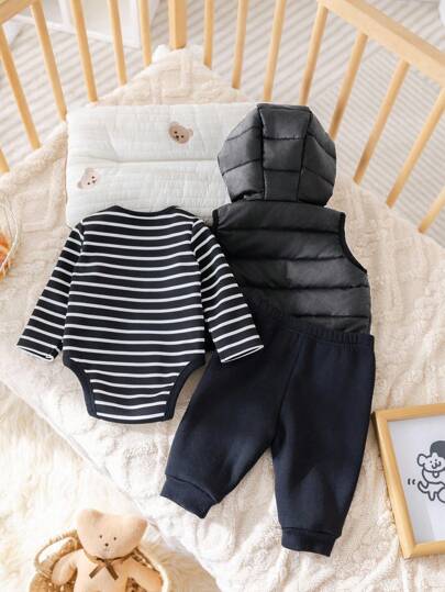 SHEIN طقم ملابس رضيع بنت/ولد مكون من 3 قطع: جمبسوت بأكمام طويلة مخططة + بنطلون رياضي أسود + قبعة بغطاء، طراز كاجوال للخريف/الشتاء