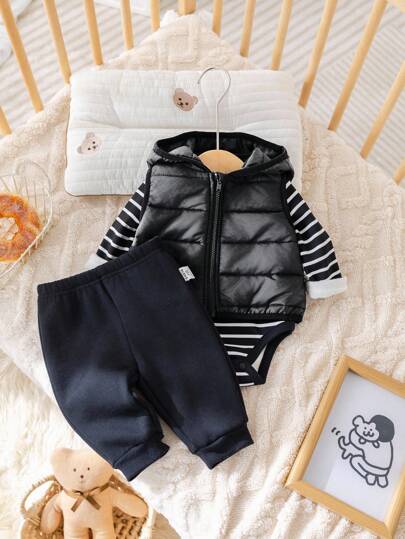 SHEIN طقم ملابس رضيع بنت/ولد مكون من 3 قطع: جمبسوت بأكمام طويلة مخططة + بنطلون رياضي أسود + قبعة بغطاء، طراز كاجوال للخريف/الشتاء