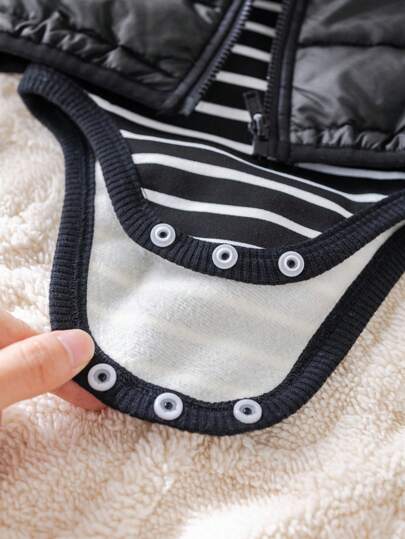 SHEIN طقم ملابس رضيع بنت/ولد مكون من 3 قطع: جمبسوت بأكمام طويلة مخططة + بنطلون رياضي أسود + قبعة بغطاء، طراز كاجوال للخريف/الشتاء