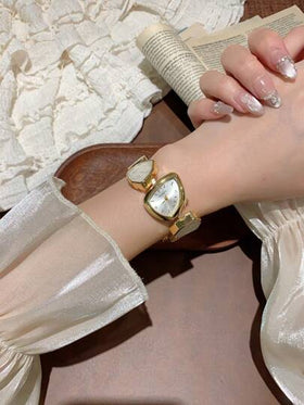 ساعة أساور للنساء بلون ذهبي من سبيكة معدنية غير متماثلة، عقارب بأرقام عربية، حركة كوارتز، سوار قابل للتعديل، مناسبة للارتداء اليومي وهدايا المناسبات