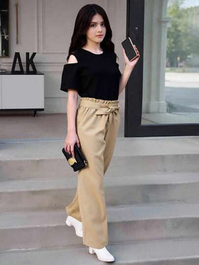 SHEIN تي شيرت كاجوال للفتيات الصغيرات مع كتف منكشف وبنطلون مع رباط في الخصر