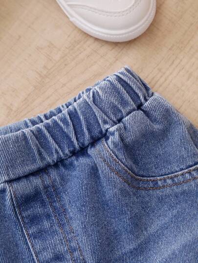 SHEIN مجموعة ملابس 2 قطعة للأطفال الرضع، بنطلون جينز أزرق وبلوزة بيضاء كاجوال، ملابس أطفال مشتركة للجنسين مناسبة للخريف والشتاء