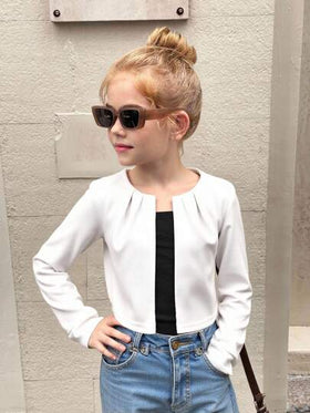SHEIN Serisse Kids جاكيت قصيرة ذات أكمام ثلاثة أرباع للفتاة الصغيرة بياقة دائرية مفتوحة من الأمام مع طيات، لونها أحادي، متعددة الاستخدامات والملائمة لارتداء اليومي، للعودة إلى المدرسة