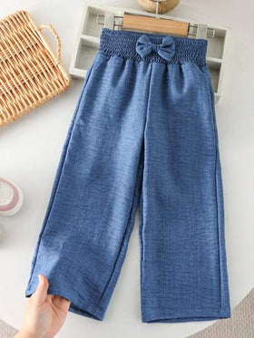 SHEIN Genkimix Kids بنطلون كاجوال للفتيات الصغيرات مزين بفيونكة 3D جميلة على حزام قماش مضفر باللون الأزرق