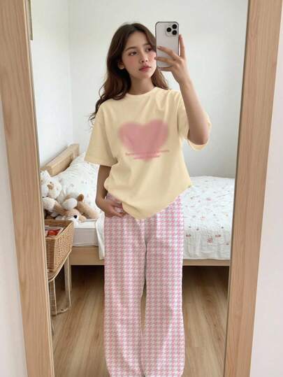 SHEIN بيجامة مراهقات بطباعة قلب بتصميم مرن وفضفاض، رقبة طاقم، أكمام قصيرة، مناسبة للربيع/الصيف