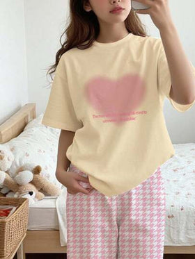 SHEIN بيجامة مراهقات بطباعة قلب بتصميم مرن وفضفاض، رقبة طاقم، أكمام قصيرة، مناسبة للربيع/الصيف