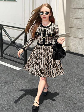 SHEIN فستان كاجوال محبوك بتركيب أرقام مطبوع كطباعة لوجو، مناسب للفتيات المراهقات للمناسبات العادية، كالأسبوع النهاية والخروجات اليومية والرجوع للمدرسة
