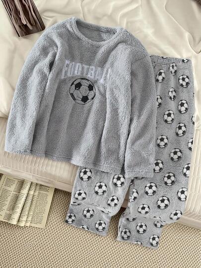 Genkimix Kids طقم بيجامات أولاد كبير الحجم، مريح وفضفاض مصنوع من قماش ناعم، قميص بياقة مستديرة مطرز عليه شعار كرة القدم كبير، بنطلون ناعم مطبوع عليه نقشة كرة القدم بالكامل، طقم بيجامات منزلية كاجوال
