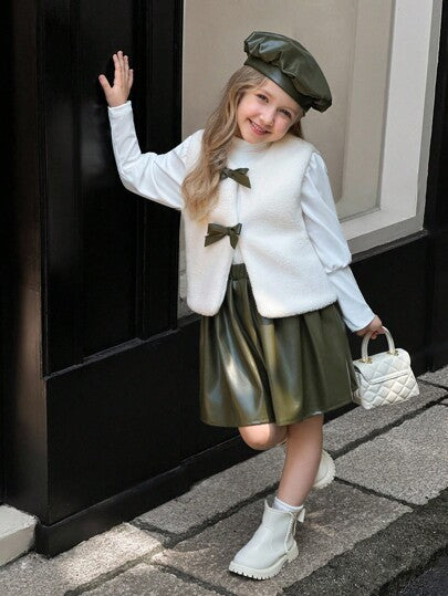 SHEIN Elladie kids طقم ملابس خريفي/شتوي للفتيات الصغيرات يتكون من: قبعة جلد خضراء، توب أبيض طويل الأكمام مريح، سترة فليس بيضاء، تنورة جلد خضراء