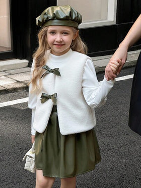 SHEIN Elladie kids طقم ملابس خريفي/شتوي للفتيات الصغيرات يتكون من: قبعة جلد خضراء، توب أبيض طويل الأكمام مريح، سترة فليس بيضاء، تنورة جلد خضراء