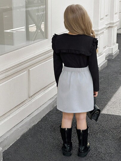 SHEIN Elladie kids طقم تي شيرت وتنورة للفتيات الصغيرات، التي تتكون من ملابس علوية سوداء طويلة الأكمام مزينة بالكشكشة مع تنورة مزينة بفيونكة وذات حافة مشقوقة، مناسب للخريف والشتاء