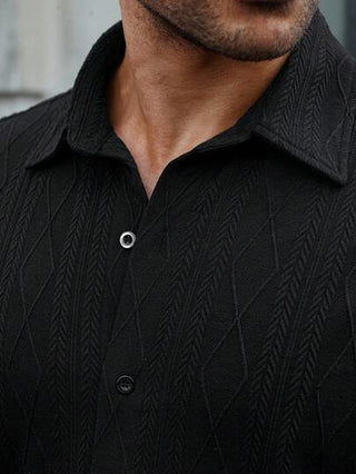 Manfinity CasualCool ملابس علوية رجالي أحادي الصدر بنمط هندسي ملمس كاجوال أسود بأكمام طويلة، ملابس علوية خريف جديد لعام 2025 مناسب لمناسبات متنوعة مثل التنقل والمواعدة الكاجوال والأعمال. إنه ملابس علوية بأكمام طويلة للخروج في فصل الخريف