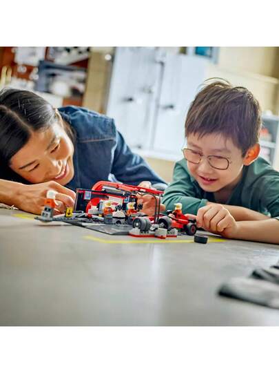 LEGO سيارة فيراري لعبة مع فريق الصيانة والسباق - لعبة سيارة سباق نموذجية - مجموعة ألعاب بناء للأطفال - هدية عيد ميلاد للأولاد والبنات في سن 6 سنوات - 60443