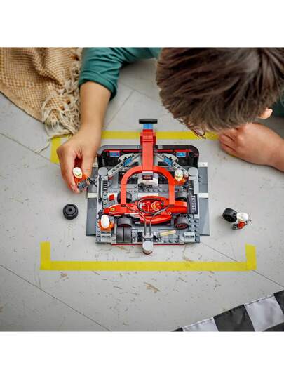 LEGO سيارة فيراري لعبة مع فريق الصيانة والسباق - لعبة سيارة سباق نموذجية - مجموعة ألعاب بناء للأطفال - هدية عيد ميلاد للأولاد والبنات في سن 6 سنوات - 60443