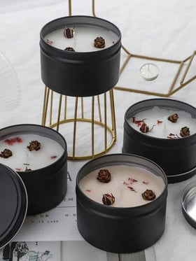 شمعة معطرة بشمع الصويا في علبة معدنية عالية الجودة، مناسبة كهدية فريدة وشخصية ومبتكرة للنساء والأصدقاء، ويمكن استخدامها أيضًا لديكور الغرفة وهدايا عيد الأم والأعراس