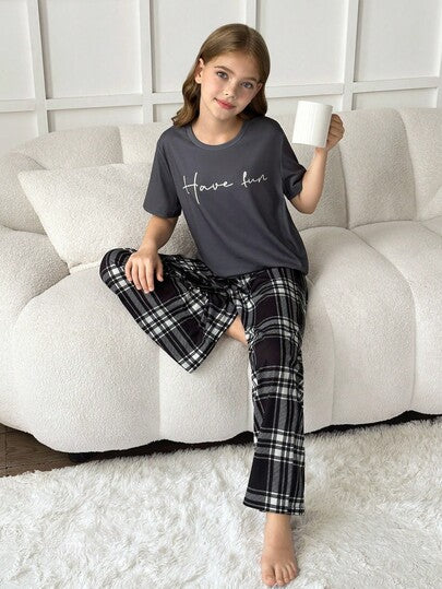 SHEIN مجموعة بنطلون مربعات وتي شيرت مطبوع بشعار للفتيات المراهقات، قطعتان، ملابس منزلية مريحة وفضفاضة، مناسبة للاستخدام الداخلي والخارجي