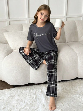 SHEIN مجموعة بنطلون مربعات وتي شيرت مطبوع بشعار للفتيات المراهقات، قطعتان، ملابس منزلية مريحة وفضفاضة، مناسبة للاستخدام الداخلي والخارجي