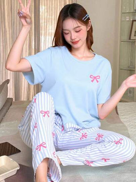 SHEIN مجموعة من قطعتين للمراهقات، ملابس علوية قصيرة الأكمام ذات ياقة دائرية وفيونكة وردية أنيقة وبسيطة، وبنطلون بنقشة شريطية زرقاء مع فيونكة، بيجامات كاجوال مريحة