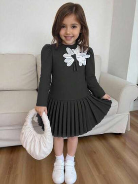 SHEIN Elladie kids فستان أنيق للفتيات الصغيرات مزين بزهرة بيضاء، قبة دائرية سوداء، أكمام طويلة، قاعدة منسدلة، مريح وأنيق، مناسب للخريف والشتاء