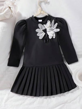 SHEIN Elladie kids فستان أنيق للفتيات الصغيرات مزين بزهرة بيضاء، قبة دائرية سوداء، أكمام طويلة، قاعدة منسدلة، مريح وأنيق، مناسب للخريف والشتاء