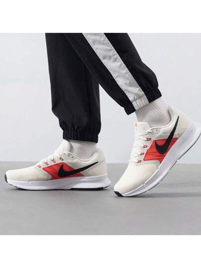 Nike حذاء رن سويفت 3 الرجالي للجري على الطرقات، مصنوع من قماش شبكي يسمح بالتهوية مع بطانة مريحة.