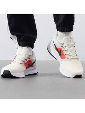 Nike حذاء رن سويفت 3 الرجالي للجري على الطرقات، مصنوع من قماش شبكي يسمح بالتهوية مع بطانة مريحة.