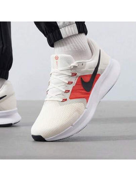 Nike حذاء رن سويفت 3 الرجالي للجري على الطرقات، مصنوع من قماش شبكي يسمح بالتهوية مع بطانة مريحة.