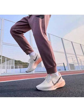 Nike حذاء جري من الكربون لسباقات الماراثون للرجال