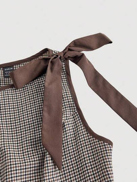 SHEIN MOD فستان كاروهات بياقة مستديرة بلا أكمام، مزين بشريط تباين وفيونكة على الخصر، قصة مُنفرجة