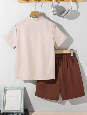 SHEIN طقم قميص كاجوال بياقة على شكل حرف V وأشورت للأولاد المراهقين