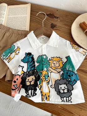 SHEIN مجموعة قميص كم قصير مطبوع برسوم كرتونية جميلة وشورت بخصر مطاطي كاكي للأطفال الصغار، صيفي