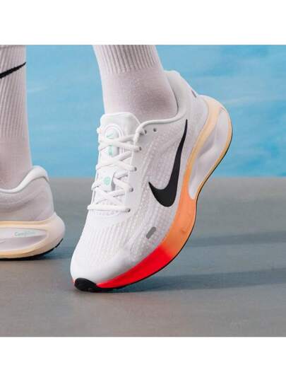 Nike حذاء رياضي JOURNEY RUN للرجال للجري