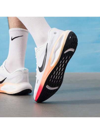 Nike حذاء رياضي JOURNEY RUN للرجال للجري