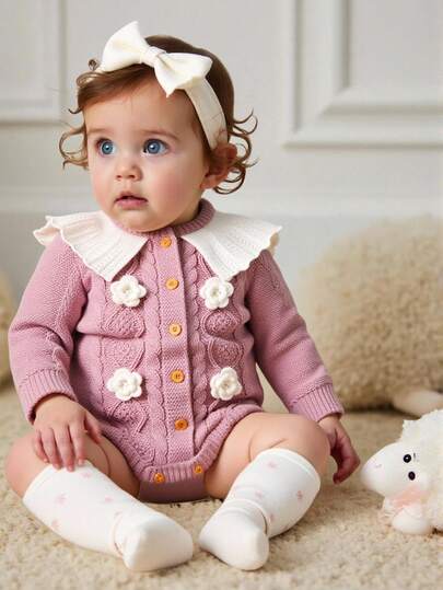 SHEIN Vintaside Kids 1 قطعة بوديسوت مفصلة بياقة بيتر بان مصنوعة من الصوف للأطفال، مزينة بزخارف زهرية ثلاثية الأبعاد، بأكمام طويلة وقطعة واحدة بشكل مثلث، بطراز أميرة لفتيات الأطفال، كنزة صوفية للفتيات الرضع، كارديجان صوفي للفتيات الرضع، ملابس صوفية للفتيات