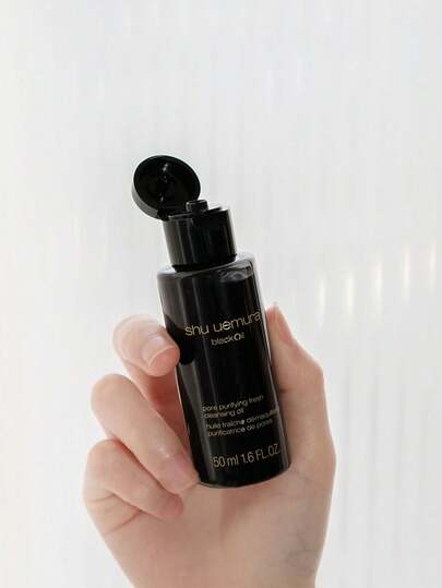 Shu Uemura زيت تنظيف منقي المسام من شو إيميورا [ميني] 50 مل / إحساس خالي من الزيوت لمدة 6 ساعات وللبشرة الدهنية والمختلطة / أرز أسود للحفاظ على توازن البشرة الصحي / فحم ياباني للنضارة الطويلة الأمد / تشعر البشرة بالتنفس بعد الشطف